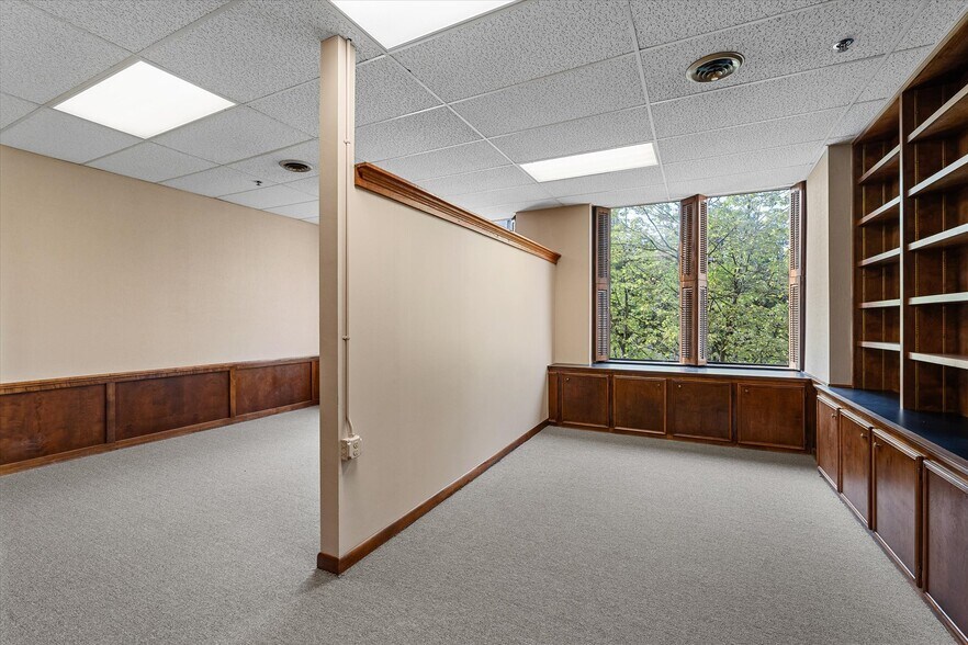 More Photos Of 610 Marshall St, Shreveport Office For Sale