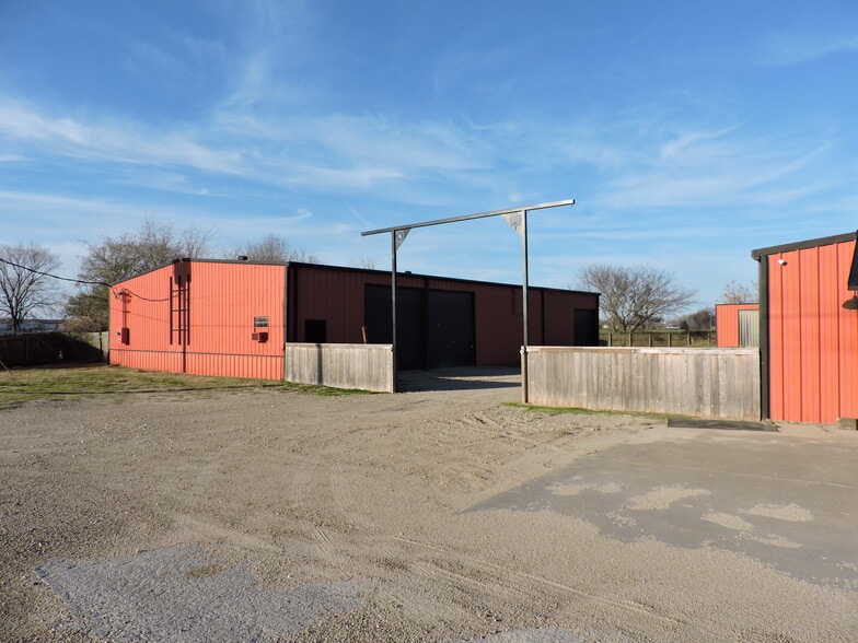 More Photos Of 920 W Mason St, Mabank Manufacturing For Sale