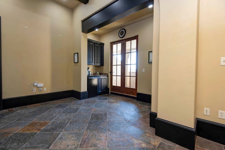 More Photos Of 1531 E Bradford Pky, Springfield Medical For Lease