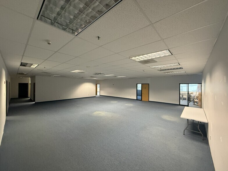 More Photos Of 45 Turner Dr, Middletown Warehouse For Lease