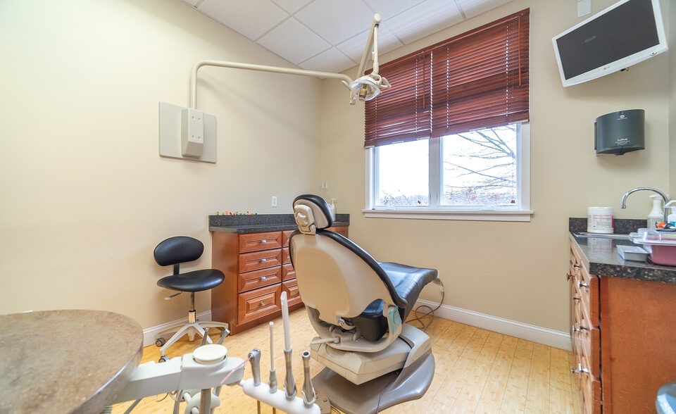 More Photos Of 30 Country Squire Dr, Cromwell Medical For Sale