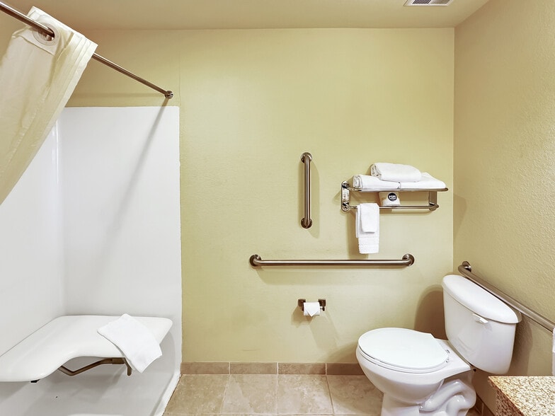 More Photos Of 1515 Planeview Dr, Oshkosh Hotel For Sale