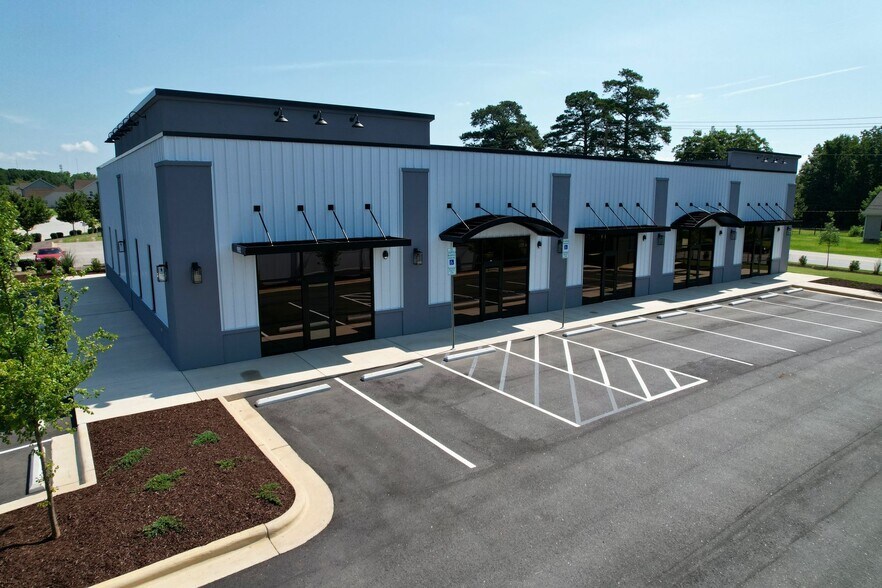 More Photos Of 982 Adams Point Dr, Garner Flex For Lease