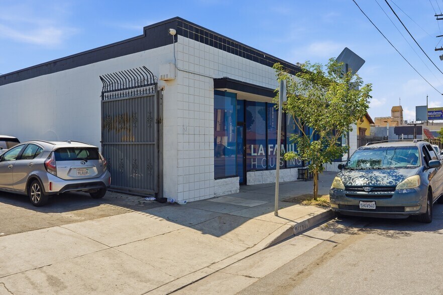More Photos Of 7842 Lankershim Blvd, North Hollywood Showroom For Sale