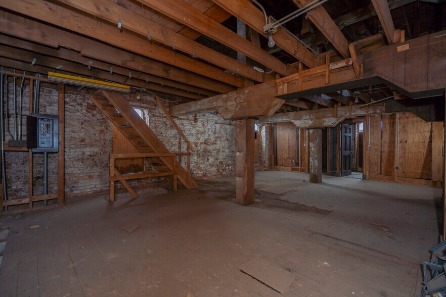 More Photos Of 1 N State St, Lexington Showroom For Sale