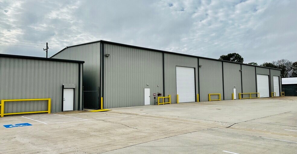More Photos Of 2614 Industrial Ln, Conroe Warehouse For Sale