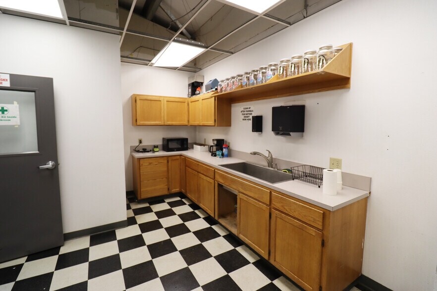 More Photos Of 1010 Wilson St, Eugene Warehouse For Sale