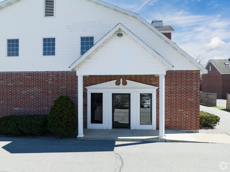 More Photos Of 2580 Western Ave, Guilderland Center Office For Lease