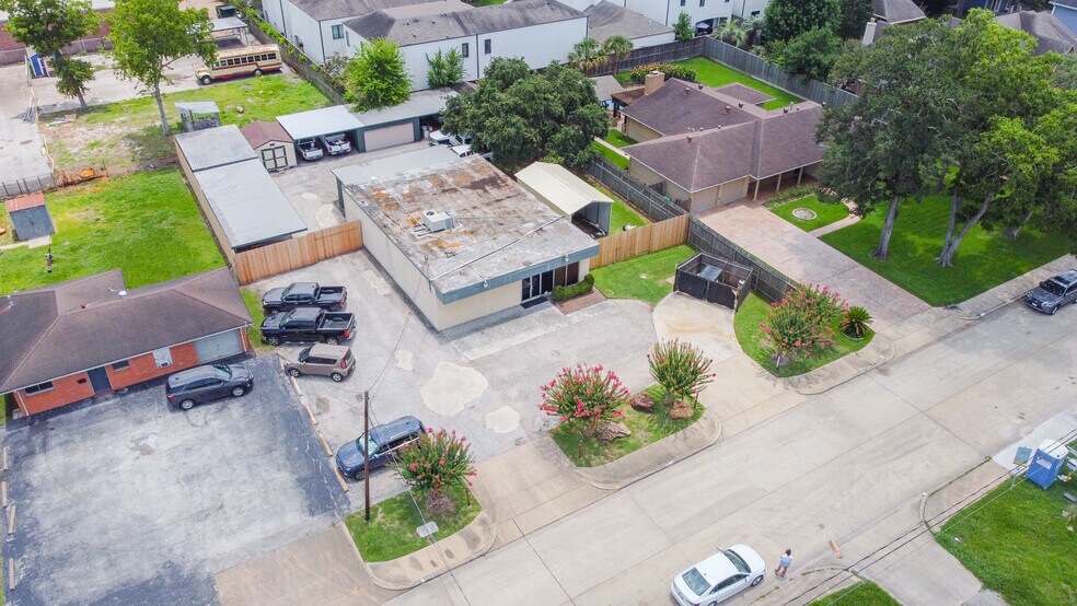 More Photos Of 1722 Monarch Oaks St, Houston Office For Lease