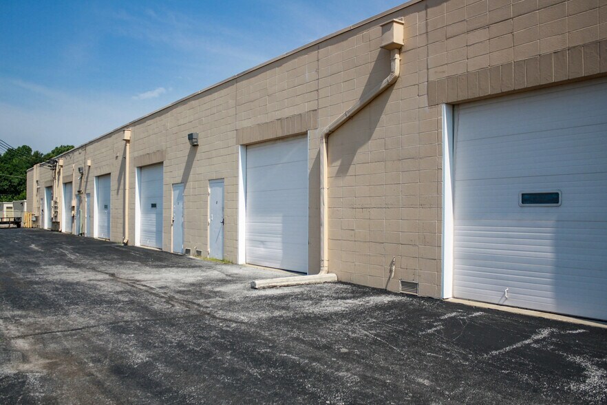 More Photos Of 1447 S Enterprise Ave, Springfield Flex For Sale