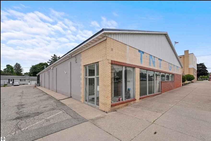 More Photos Of 310 N Michigan Ave, Big Rapids Freestanding For Sale