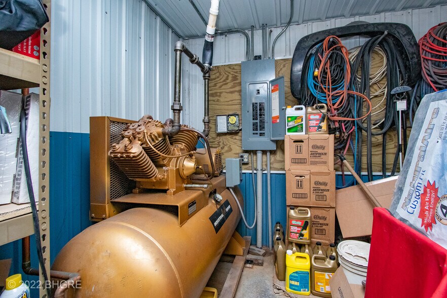 More Photos Of 2326 N Main St, Osceola Auto Repair For Sale