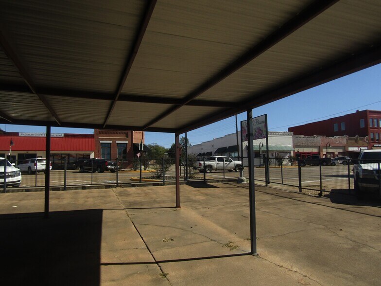 More Photos Of 9 NW Martin Luther King Ave, Idabel General Retail For Sale