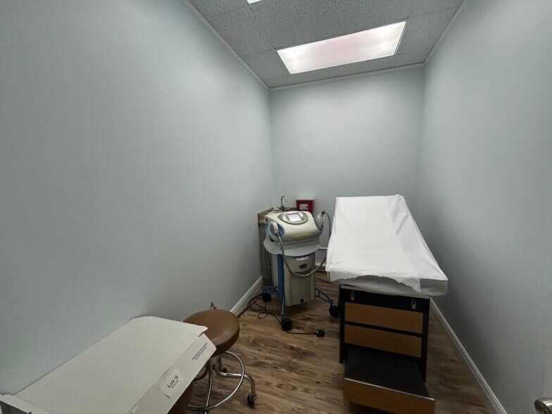 More Photos Of 3226-3230 W Kennedy Blvd, Tampa Storefront Retail Office For Sale