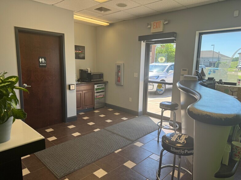 More Photos Of 81 Triad South Dr, Saint Peters Warehouse For Lease