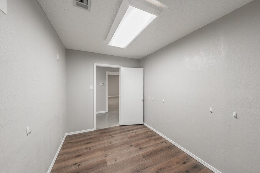 More Photos Of 7235 Glenview Dr, Richland Hills Office For Sale