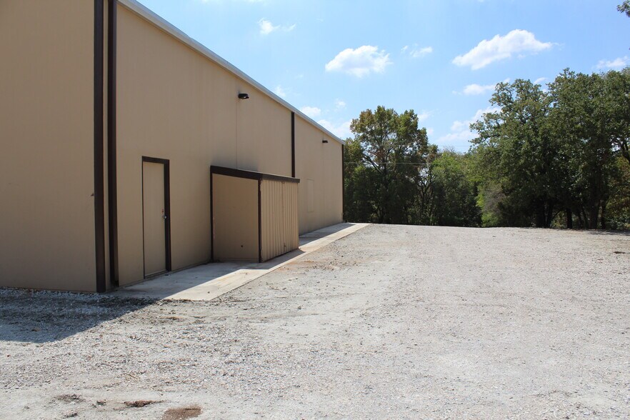 More Photos Of 1808 Barnett Dr, Weatherford Warehouse For Lease