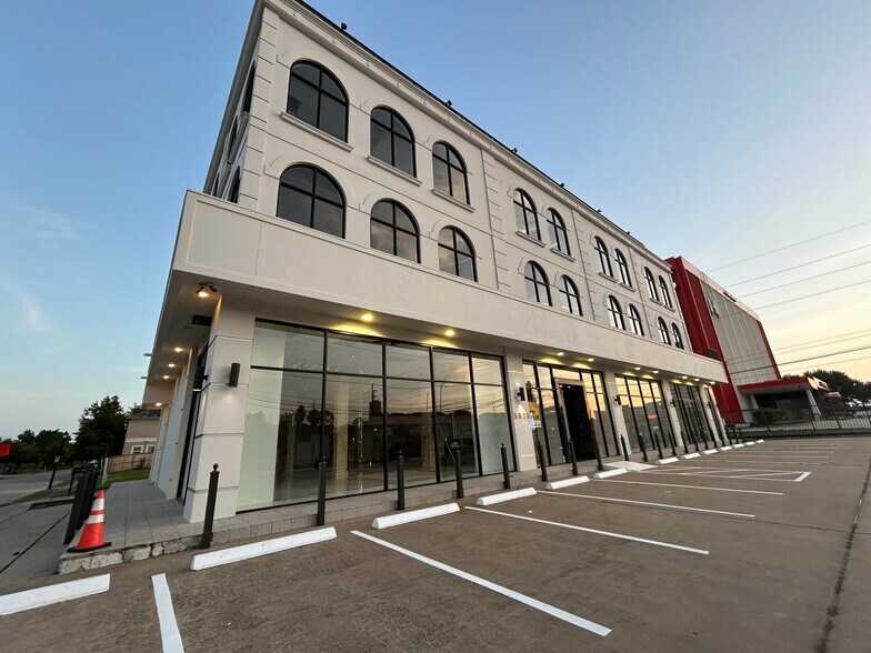 More Photos Of 5525 Westheimer Rd, Houston Freestanding For Lease