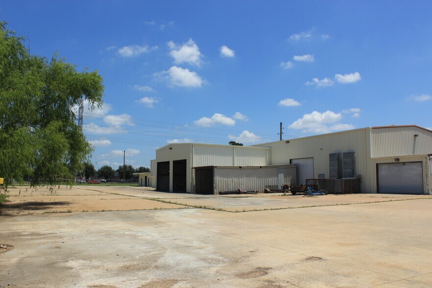 More Photos Of 11117 Mahaffey Rd, Tomball Manufacturing For Sale