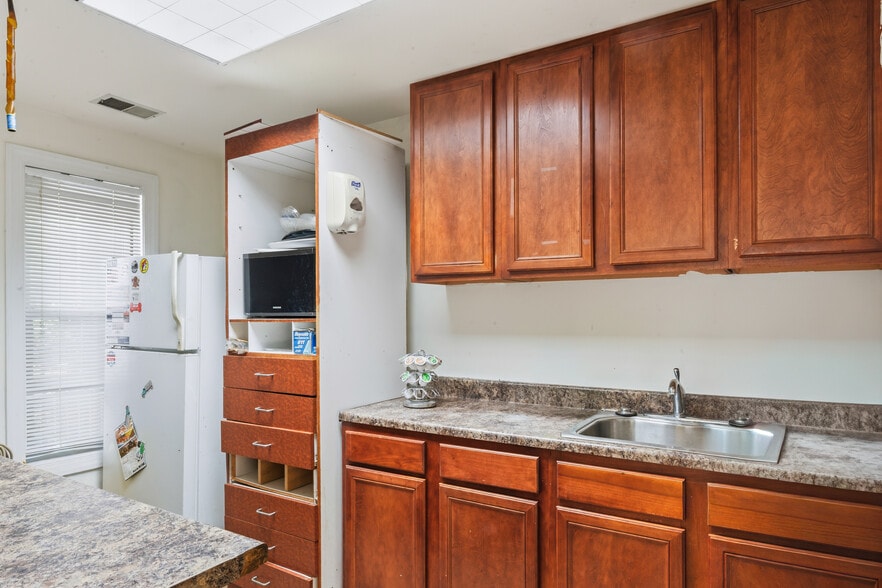More Photos Of 1512 Marion Barry Ave SE, Washington Office For Sale