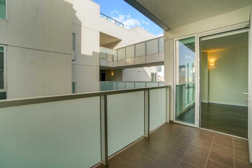 More Photos Of 525 Santa Monica Blvd, Santa Monica Apartments For Sale
