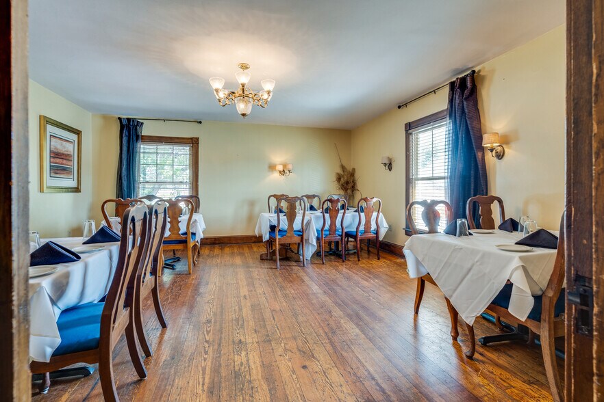 More Photos Of 412 6th St, Bristol Restaurant For Sale