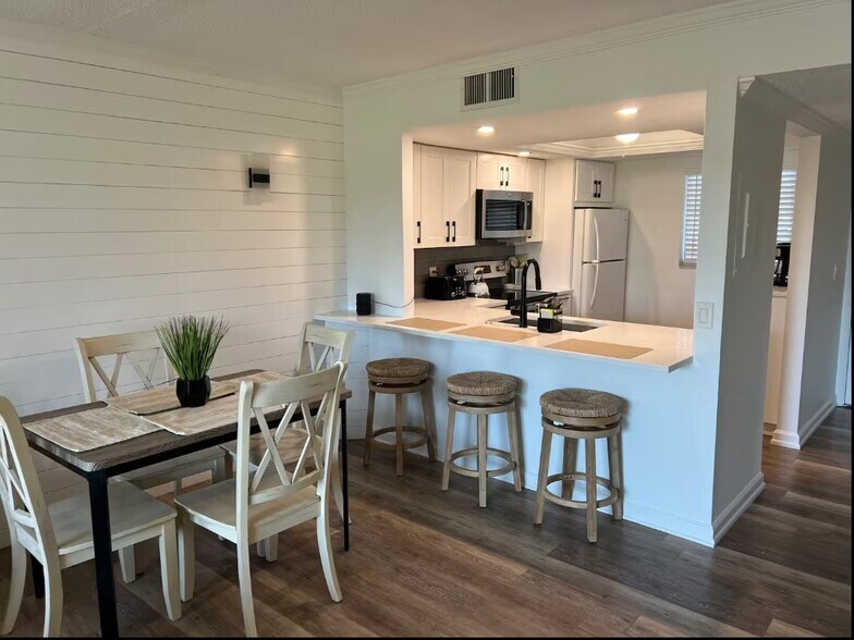 More Photos Of 3700 BENEVA Rd, Sarasota Apartments For Sale