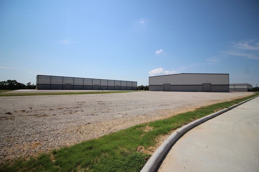 More Photos Of 7220 E Freeway, Baytown, TX 77521 Fwy, Baytown Distribution For Sale