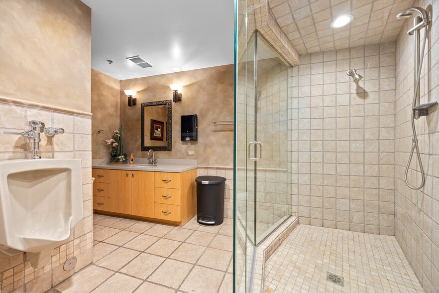 More Photos Of 2005 Bloomingdale Rd, Glendale Heights Office For Sale