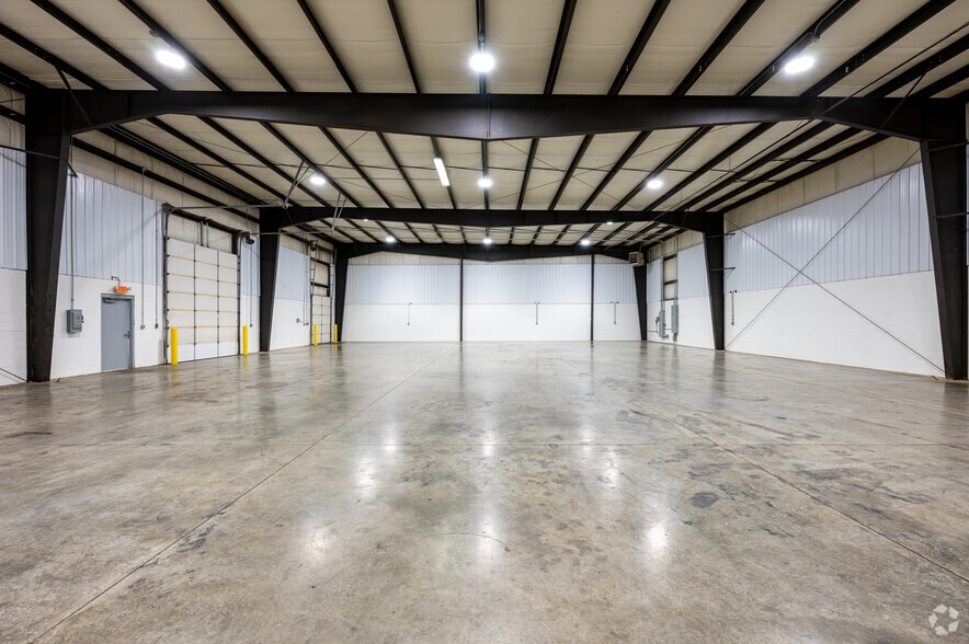 More Photos Of 4036 Perry Blvd, Whitestown Warehouse For Lease