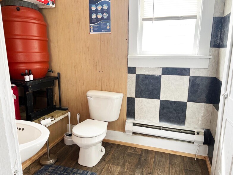 More Photos Of 332 N Main St, Gordon Flex For Sale