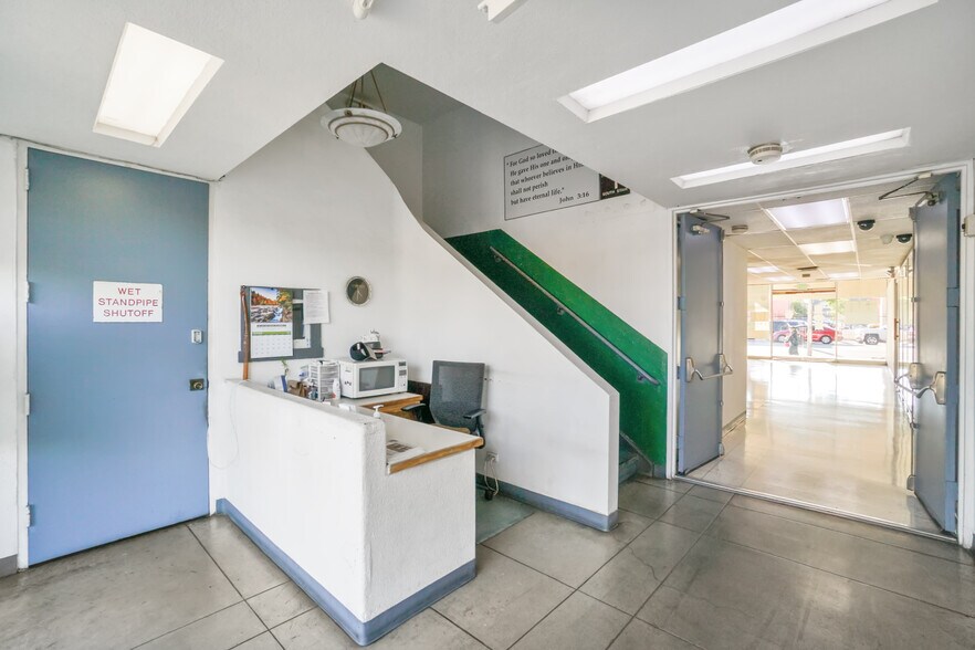More Photos Of 1818 S Western Ave, Los Angeles Office For Lease