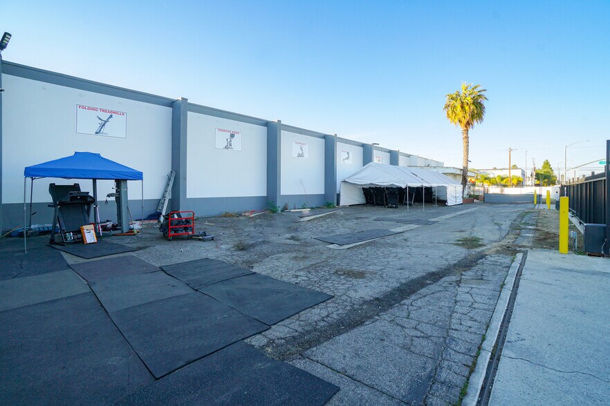 More Photos Of 13501 S Main St, Los Angeles Warehouse For Lease