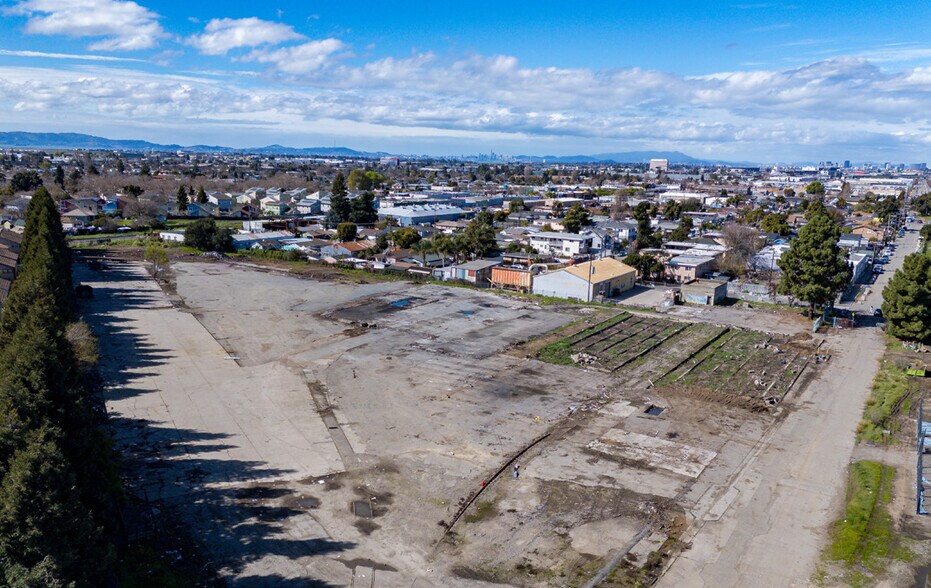 More Photos Of 10901 Russet St, Oakland Land For Sale