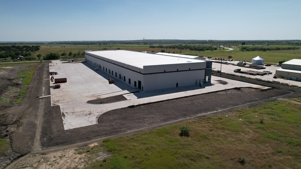 More Photos Of 633 E Lone Star Dr, Mustang Ridge Warehouse For Lease