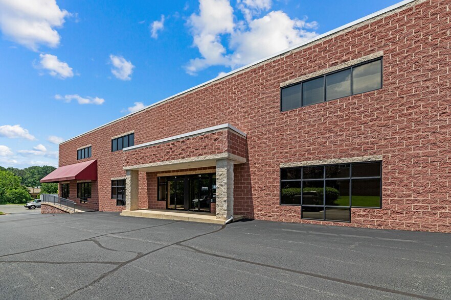 Primary Photo Of 22580 Glenn Dr, Sterling Showroom For Lease