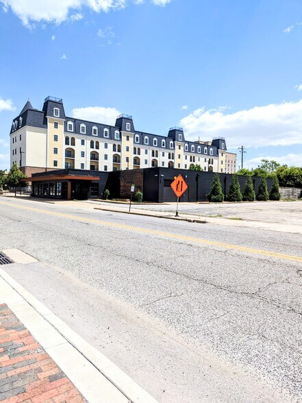 More Photos Of 208 S 4th St, Lafayette Freestanding For Sale