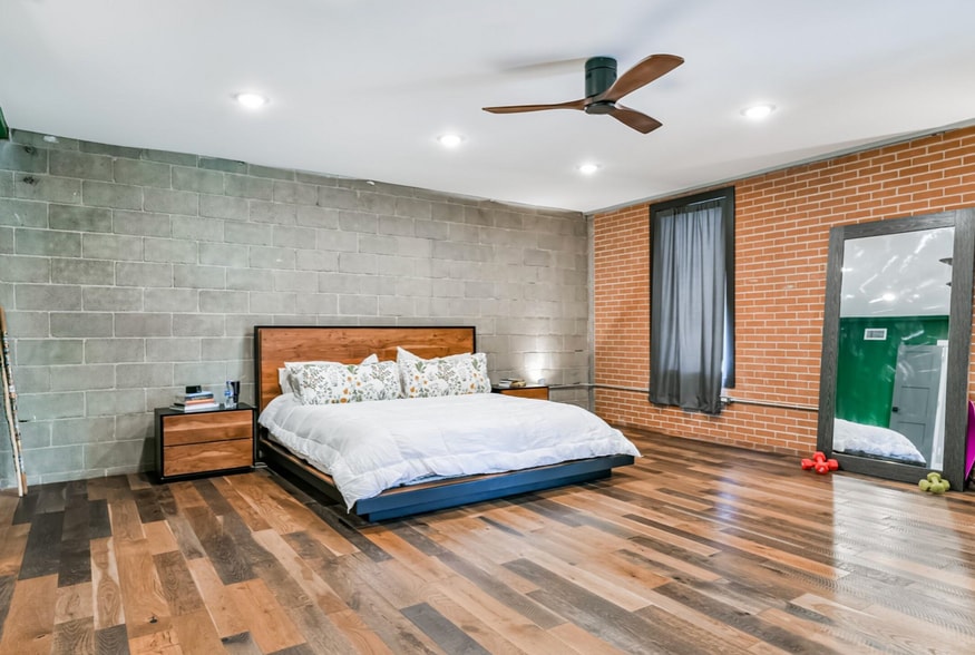 More Photos Of 2415 Church St, Galveston Light Distribution For Lease