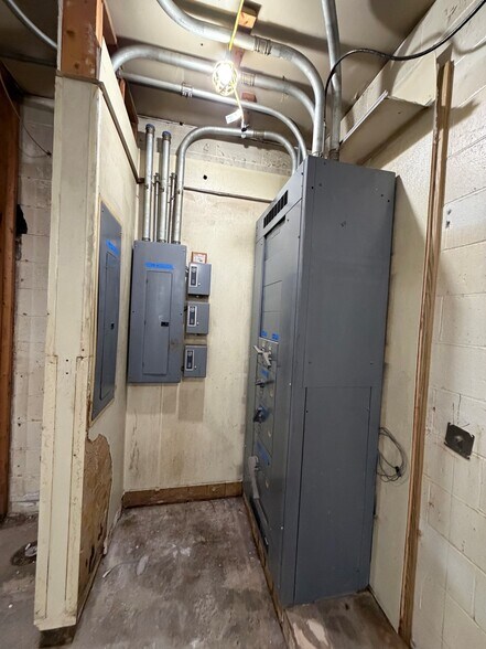 More Photos Of 39 Mechanic St, Marlborough Freestanding For Lease