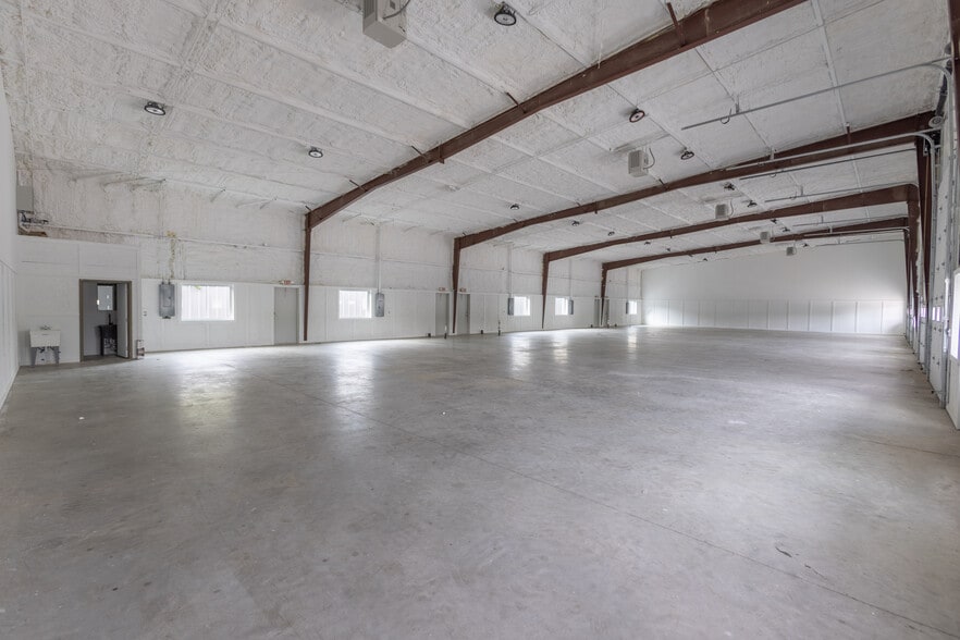 More Photos Of 8140 C F Hawn fwy, Dallas Light Distribution For Lease