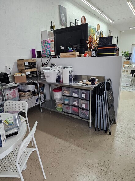 More Photos Of 2420-2426 N Dixie Hwy, Wilton Manors Light Distribution For Lease
