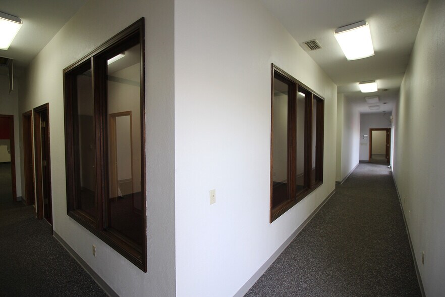 More Photos Of 2509 W 2nd St, Marion Office For Lease