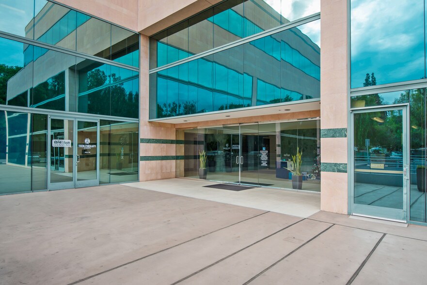 More Photos Of 5550 Topanga Canyon Blvd, Woodland Hills Office For Lease