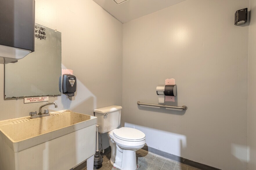 More Photos Of 430 Andalusia Ave, Ormond Beach Warehouse For Lease