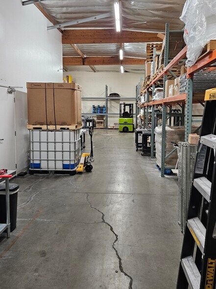 More Photos Of 19521 Business Center Dr, Northridge Warehouse For Lease