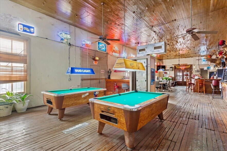 More Photos Of 121 E Oak St, West Sports And Entertainment For Sale