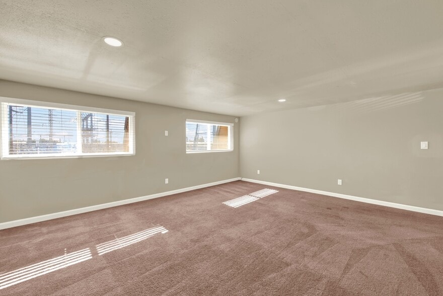 More Photos Of 124 S Porter Rd, Dixon Service For Sale