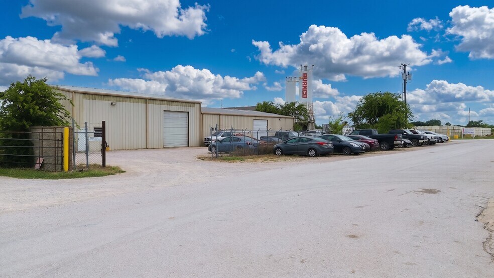More Photos Of 9717 Industrial Rd, Justin Warehouse For Lease