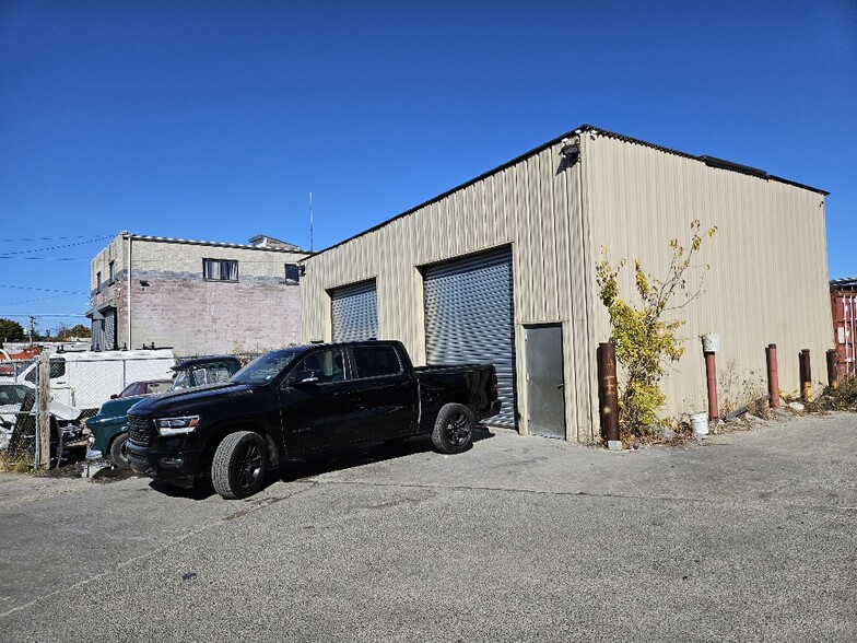 Primary Photo Of 75 Windsor Ave, Mineola Warehouse For Lease