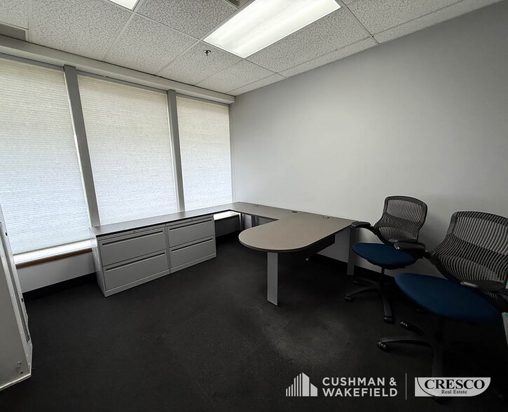 More Photos Of 1263 S Chillicothe Rd, Aurora Warehouse For Lease